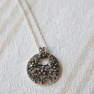 Vintage Style Black Gemstone Circle Pendant Necklace